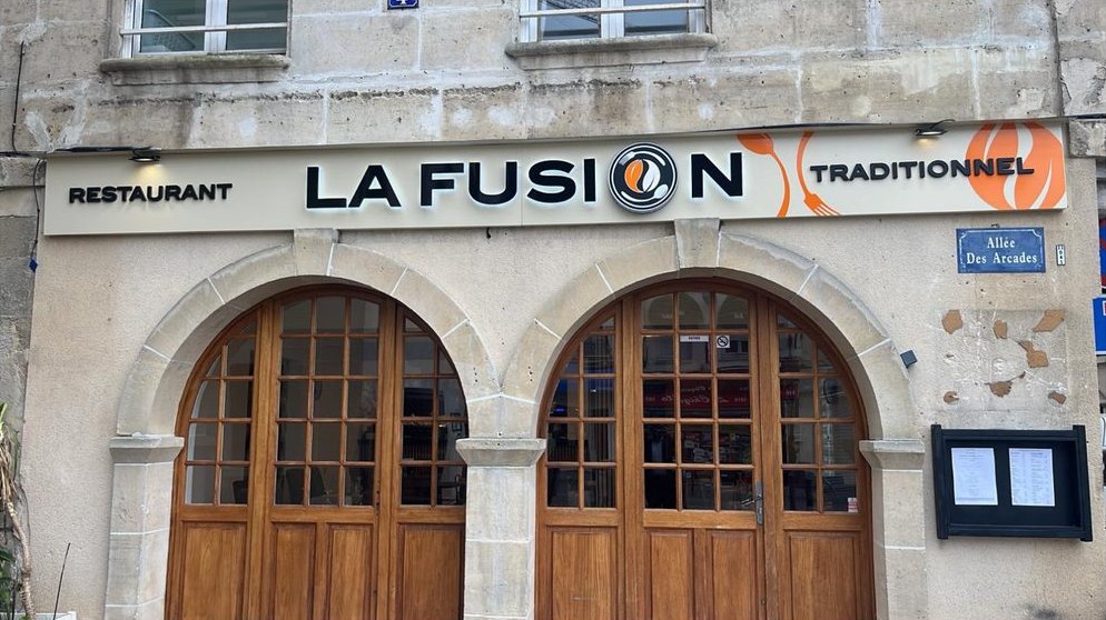 Les arches en bois de la façade de La Fusion, sous les arcades de la place du Marché au Blé