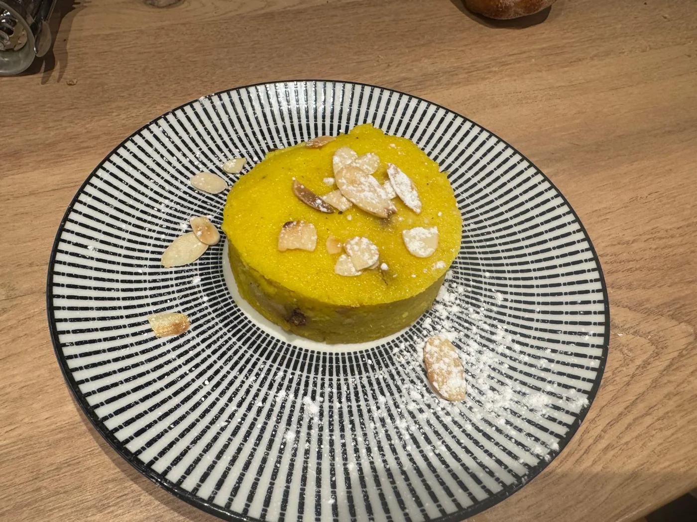 Douceur à la semoule et aux amandes, photographié à La Fusion