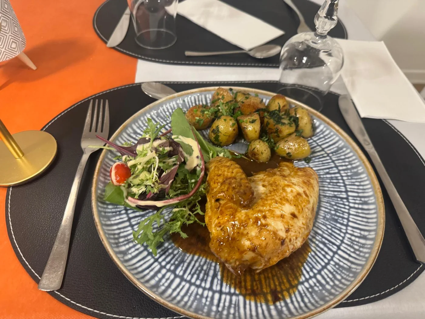 Poulet rôti fermier, servi à La Fusion