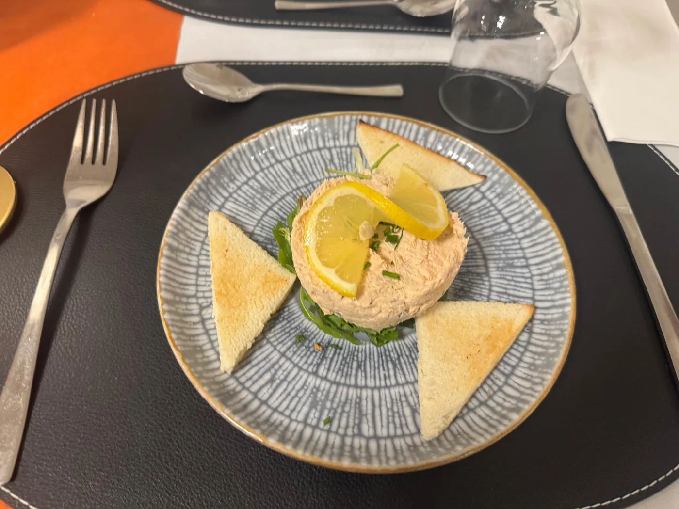 Rillettes de saumon et toasts grillés, servi à La Fusion
