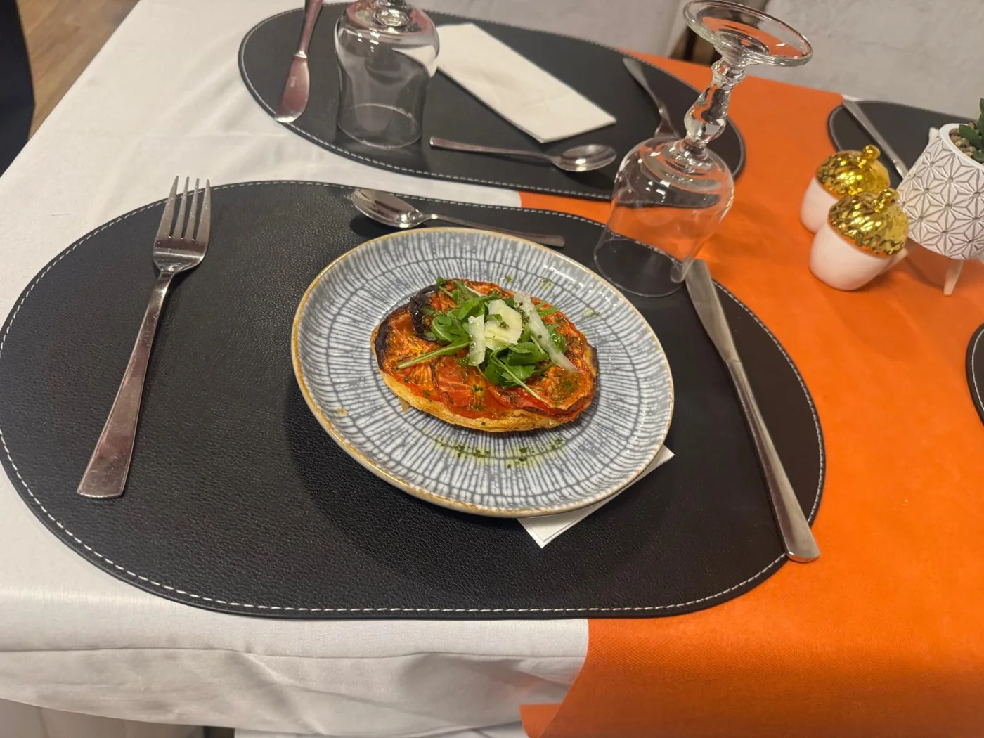Tarte fine aux tomates, photographié à La Fusion