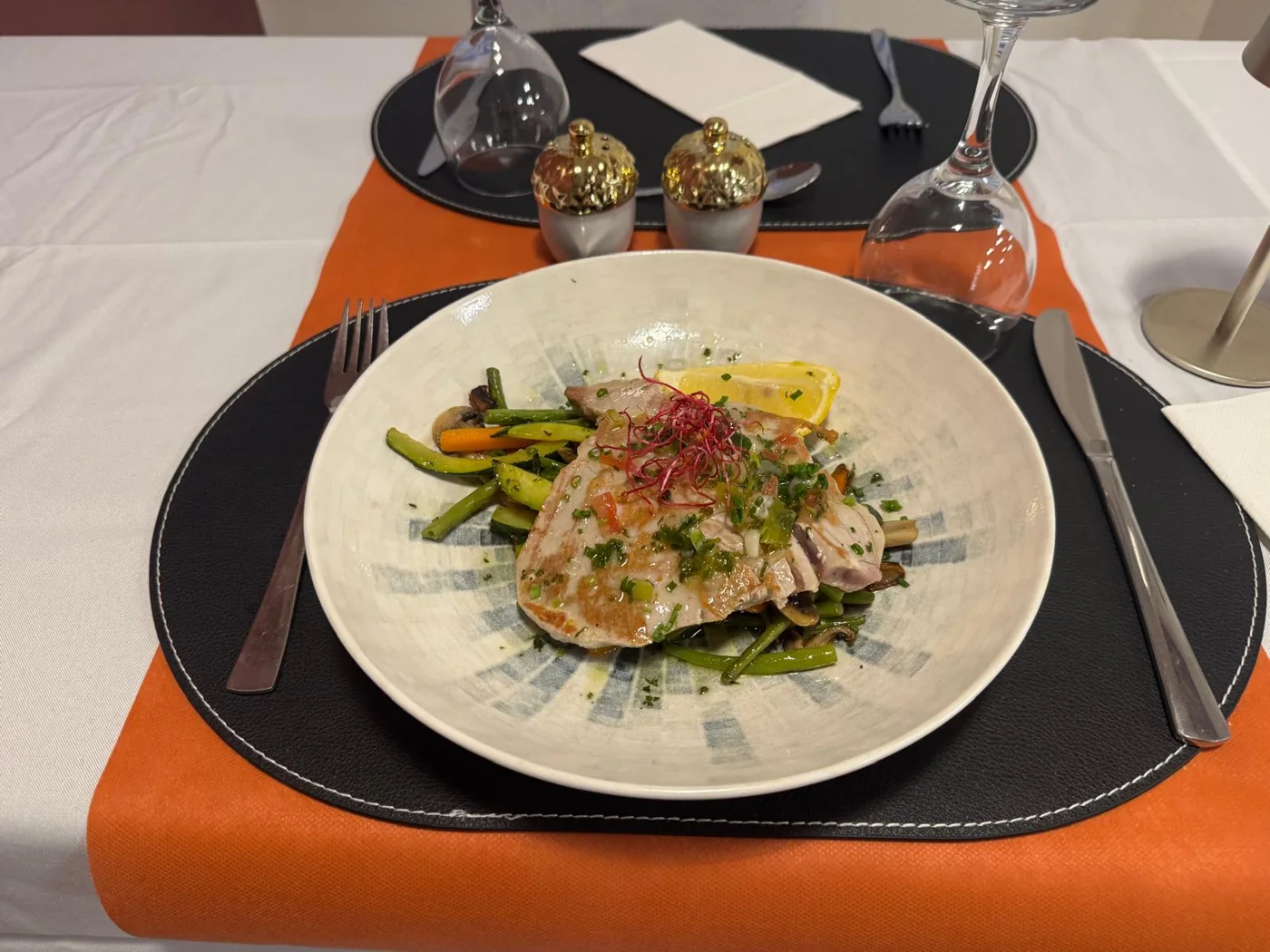Steak de thon, sauce vierge et légumes, photographié à La Fusion
